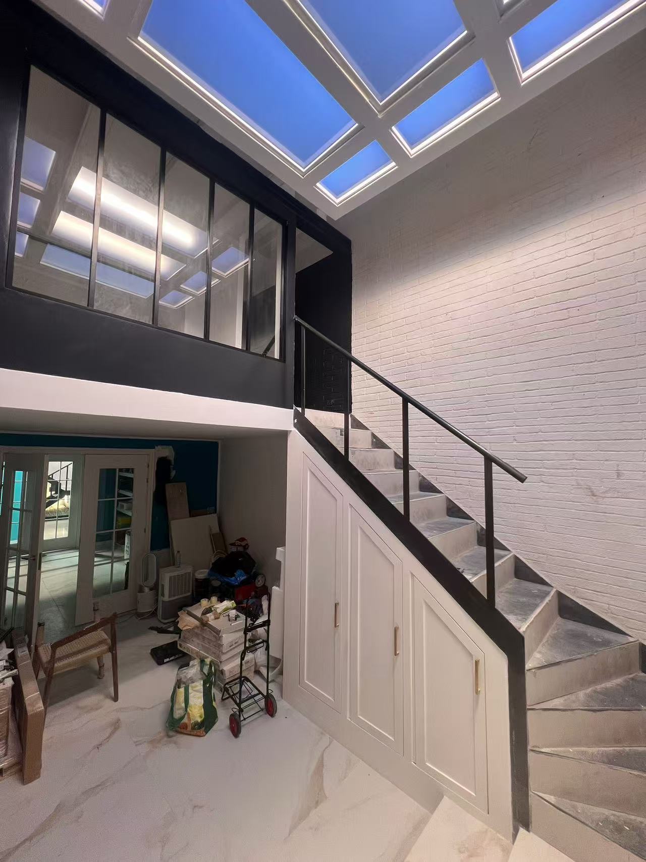 नवीनतम कंपनी ब्लॉग के बारे में कृत्रिम स्काईलाइट कैसे बिना खिड़की वाले इनडोर स्थानों को बदल देते हैं