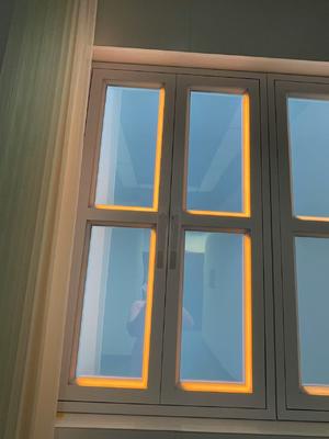 स्मार्ट फेक विंडो लाइट CRI 95 वॉल माउंट करने योग्य L1332*W781*H66mm प्राकृतिक वातावरण के लिए ऐप और रिमोट द्वारा नियंत्रित